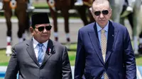 Upacara dimulai dengan pemutaran lagu kebangsaan dari kedua negara. (YASUYOSHI CHIBA/AFP)