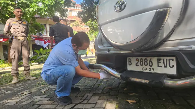 Wakil Wali Kota Depok, Chandra Rahmansyah melakukan uji emisi kendaraan di Balai Kota Depok.