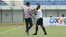 Wasit cadangan asal Jawa Barat, Ginanjar Rahman Latief mengusir salah satu tim ofisial yang memasuki lapangan untuk melakukan protes usai pertandingan Persik Kediri kontra Persela Lamongan. (Foto: Bola.com/Ikhwan Yanuar)