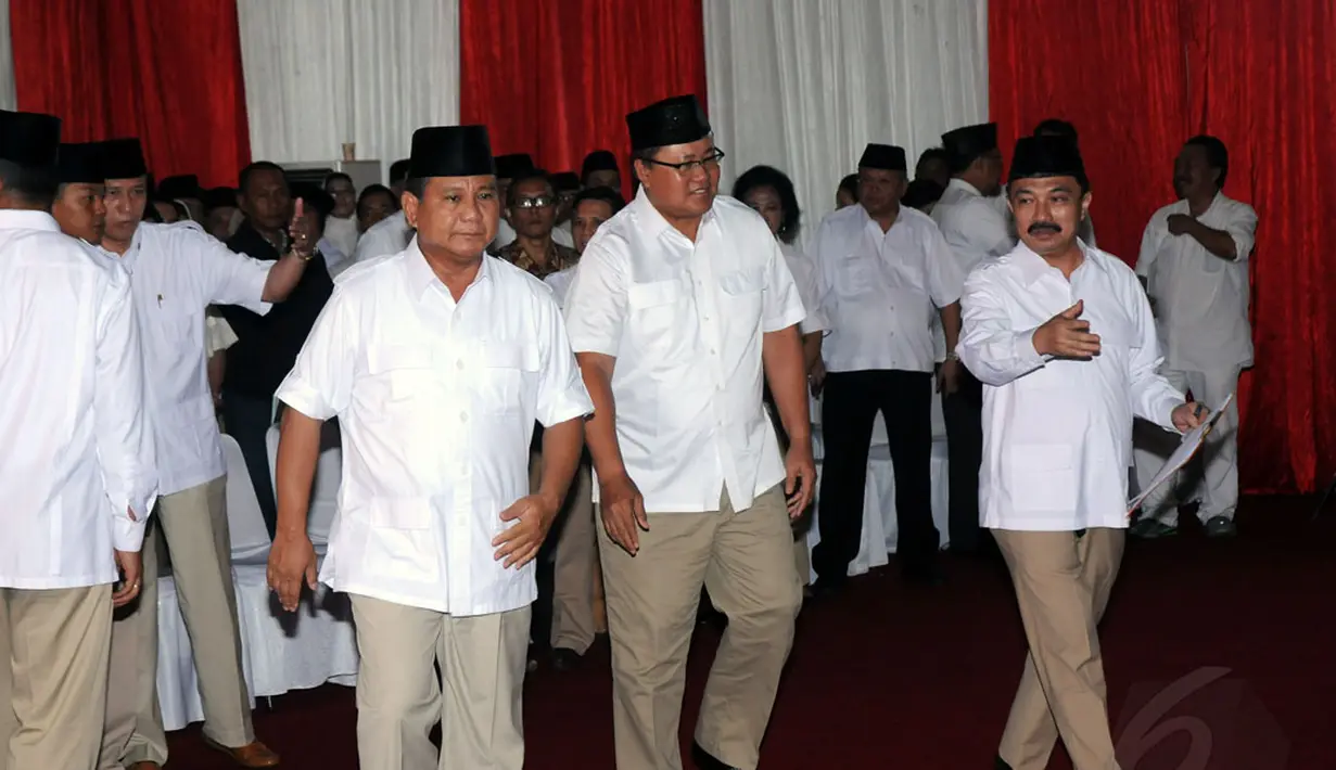 Ketua Dewan Pembina Partai Gerindra, Prabowo Subianto (kiri), hadir untuk melepas jenazah Alm Suhardi di kantor DPP Partai Gerindra, Jakarta, (29/8/2014). (Liputan6.com/Helmi Fithriansyah)