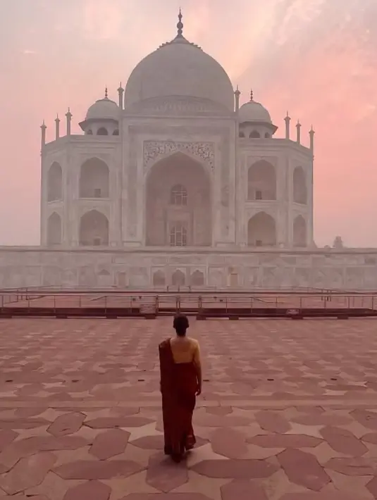 Ariel Tatum tampak mengenakan sari dan rok panjang waena maroon dipadukan atasan warna kuning. Dengan rambut gaya ikat cepolnya.  [@arieltatum]