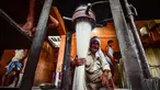 Pekerja menyiapkan bihun yang digunakan untuk membuat hidangan manis tradisional yang populer dikonsumsi selama bulan suci Ramadhan, di sebuah pabrik di Allahabad, India (5/4/2022). (AFP/Sanjay Kanojia)