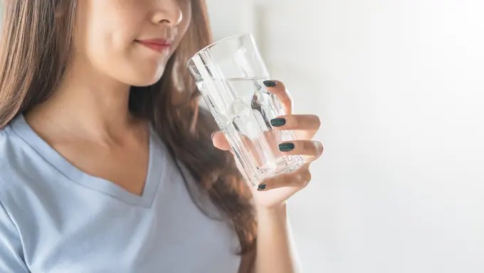 Ilustrasi/copyrightsuhtterstock/https://www.shutterstock.com/image-photo/close-view-young-woman-drinking-pure-1453304402