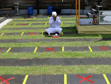 Penanda jaga jarak fisik atau physical distancing terpasang di Pura Kerta Jaya, Kota Tangerang, Banten, Rabu (3/6/2020). Pura Kerta Jaya menerapkan pemberlakuan protokol kesehatan selama masa pandemi virus corona COVID-19 seiring rencana kembali dibukanya tempat ibadah. (Liputan6.com/Angga Yuniar)