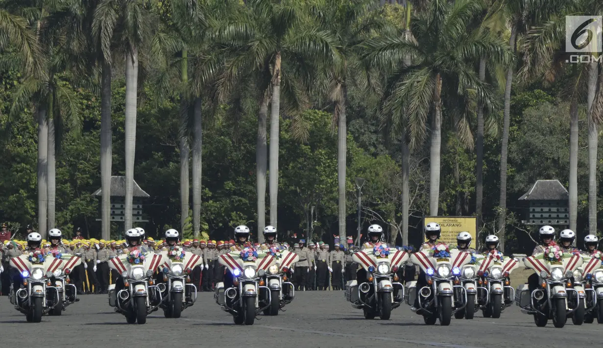 Anggota polisi wanita (Polwan) menaiki motor gede dalam peringatan HUT ke-70 Polwan di Lapangan Monas, Jakarta, Senin (3/9). HUT ke-70 Polwan mengangkat tema "Polwan Promoter Siap Menyukseskan Agenda Kamtibmas 2018 - 2019". (Merdeka.com/Iqbal S. Nugroho)