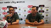 Pelatih PSMS Medan, Jafri Sastra dan pemain Syaiful Ramdhan saat jumpa pers di Graha Persib, Jalan Sulanjana, Bandung, Senin (16/9/2019). (Bola.com/Erwin Snaz)