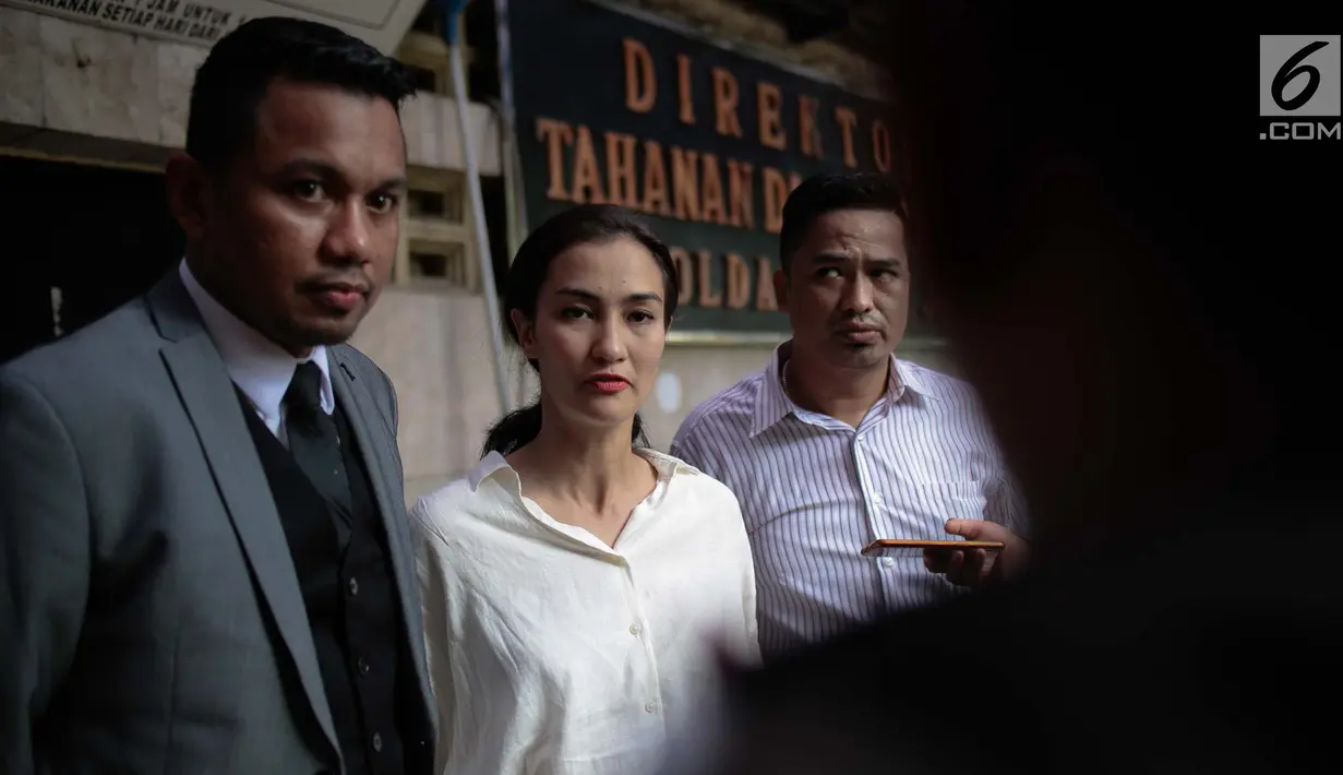 Artis yang juga anak Ratna Sarumpaet, Atiqah Hasiholan memberi keterangan kepada awak media di Polda Metro Jaya, Jakarta, Selasa (6/11). Atiqah menjenguk ibunya, Ratna Sarumpaet yang dikabarkan kondisi kesehatannya menurun. (Liputan6.com/Faizal Fanani)