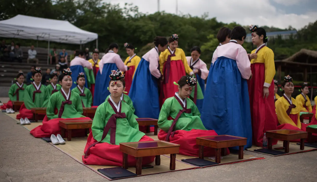 Sejumlah pelajar mengenakan kostum tradisional Korsel saat upacara Hari Kedewasaan di Namsan Hanok Village, Seoul, Senin (15/5). Upacara Hari Kedewasaan adalah hari libur resmi untuk menghormati siapa saja yang baru menginjak usia 20 tahun. (Ed JONES/AFP)