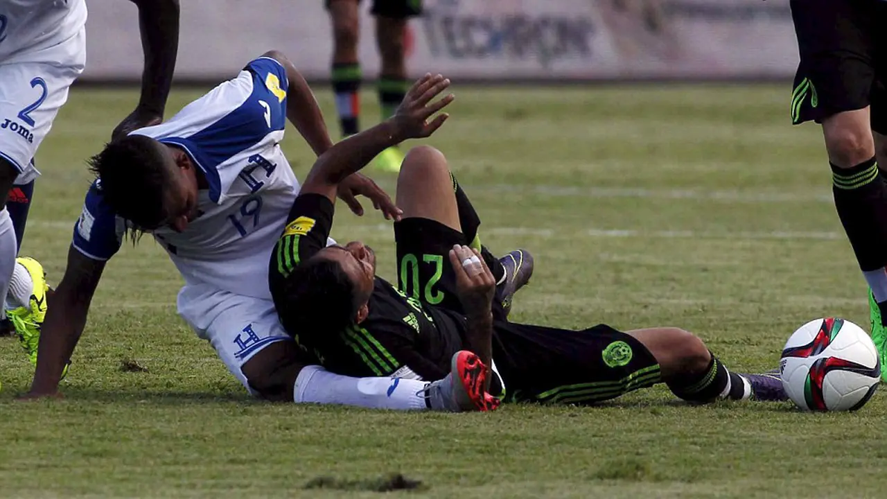 Kaki kanan pemain Honduras, Luis Garrido, tertimpa badan pemain lawan (Reuters)