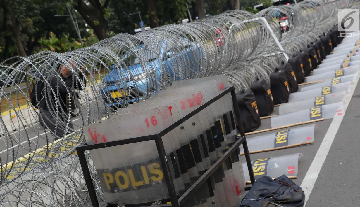 Kawat berduri terpasang di sebagian ruas Jalan Medan Merdeka Barat depan Gedung Mahkamah Konstitusi, Jakarta, Kamis (13/6/2019). Sekitar 12.000 pesonel gabungan akan menjaga sidang Perselisihan Hasil Pemilihan Presiden/Wakil Presiden Pemilu 2019. (Liputan6.com/Helmi Fithriansyah)