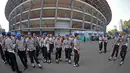 Pengamanan gabungan Polri dan TNI di Stadion GBK, Jakarta, Sabtu (17/10/2015), Pengamanan ini bertujuan untuk membuat suporter dan penonton merasa aman saat partai Final Piala Presiden berlangsung. (Bola.com/Nicklas Hanoatubun).
