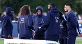 Pemain Timnas Prancis, Kylian Mbappe (tengah) sebelum sesi latihan di Centre National du Football di Clairefontaine-en-Yvelines, barat daya Paris, pada 17 Maret 2025. (FRANCK FIFE/AFP)