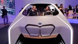 Holger Hampf bersama seorang reporter duduk di mobil konsep masa depan BMW, i Inside Future, dalam ajang CES 2017 di Las Vegas, 5 Januari 2017. Didesain dengan kapasitas empat penumpang, bagian head rest dibuat bergelantung di atap. (AP Photo/Jae C. Hong)