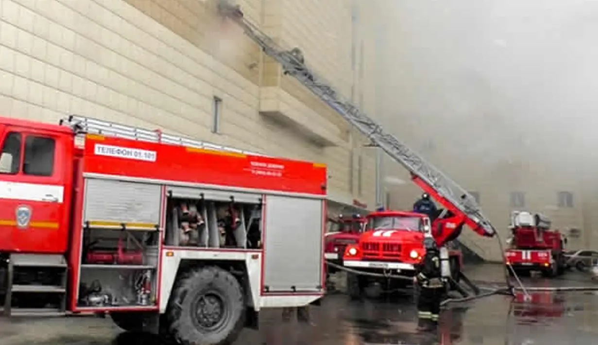 Kendaraan petugas darurat di lokasi kebakaran pusat perbelanjaan Winter Cherry di Kota Kemerovo, Siberia, Rusia, Minggu (25/3). Sebanyak 300 petugas pemadam kebakaran dan personel penyelamat diterjunkan. (HO/RUSSIAN EMERGENCY SITUATIONS MINISTRY/AFP)
