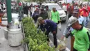 Kelompok pengemudi becak motor bersama aktivis melakukan aksi berjalan kaki sambil memunguti sampah menuju titik Nol kilometer Yogyakarta, Senin (22/4). Aksi memperingati Hari Bumi ini mengajak masyakarat untuk mengurangi sampah dan penggunaan plastik. (Liputan6.com/Helmi Fithriansyah)