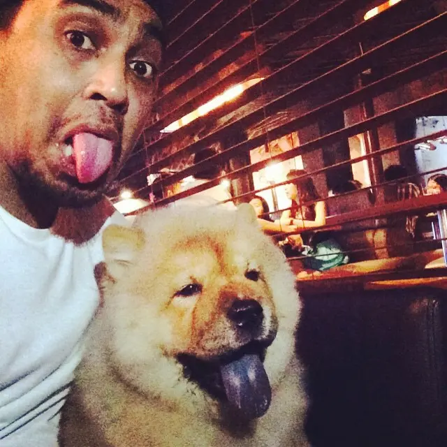 Potret kebersamaan Glenn Fredly dengan peliharaannya.