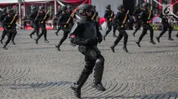 Eskrima Brimob bersiap melakukan aksi bela bela diri dalam HUT ke-73 Bhayangkara di Monas, Jakarta, Rabu (10/7/2019). HUT ke-73 Bhayangkara ini bertemakan ‘Dengan Semangat Promoter, Pengabdian Polri untuk Masyarakat, Bangsa dan Negara. (Liputan6.com/Faizal Fanani)