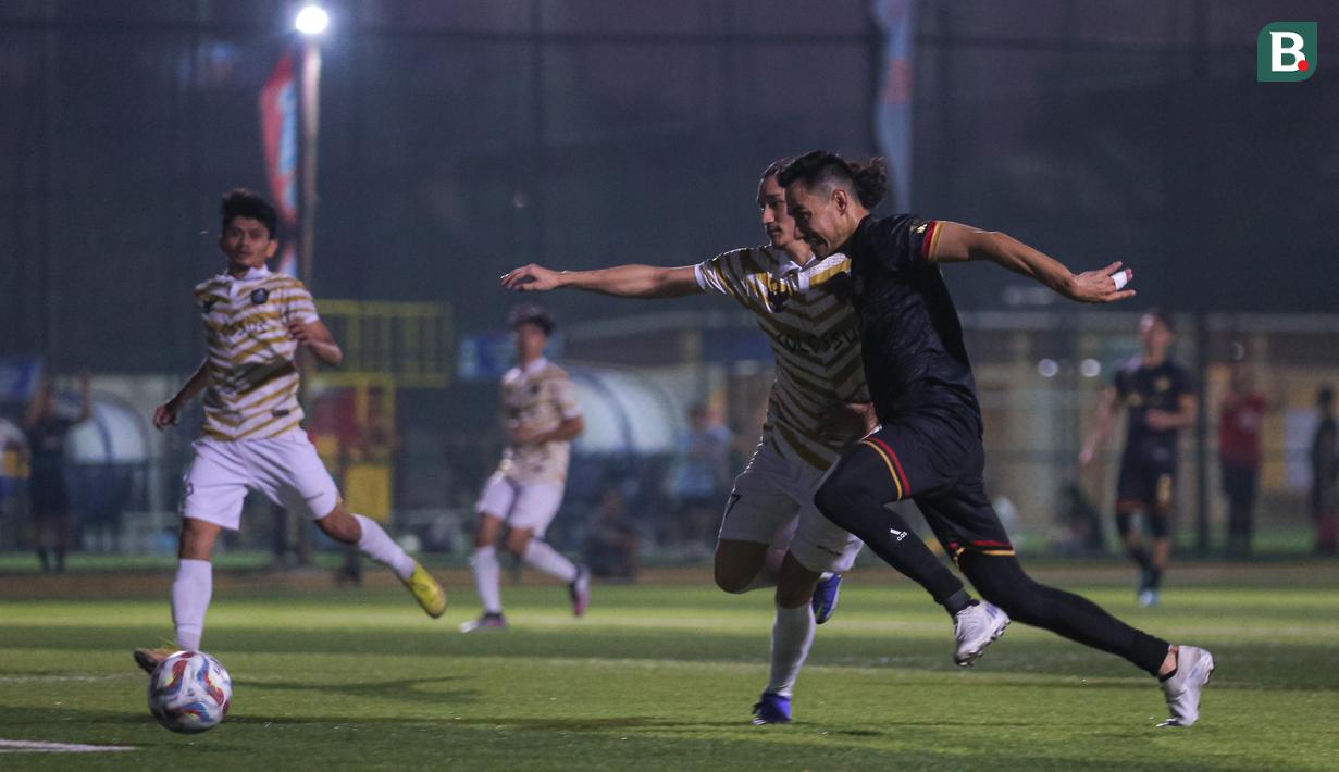 Pemain Selebritis FC, Darius Sinathrya (kanan), mendapatkan pengawalan ketat dari pemain Colossus FC pada laga Celebrity Trofeo Cup 2023 yang beralangsung di DM Sport, Ciledug, Tangerang, Minggu (29/10/2023). (Bola.com/Bagaskara Lazuardi)