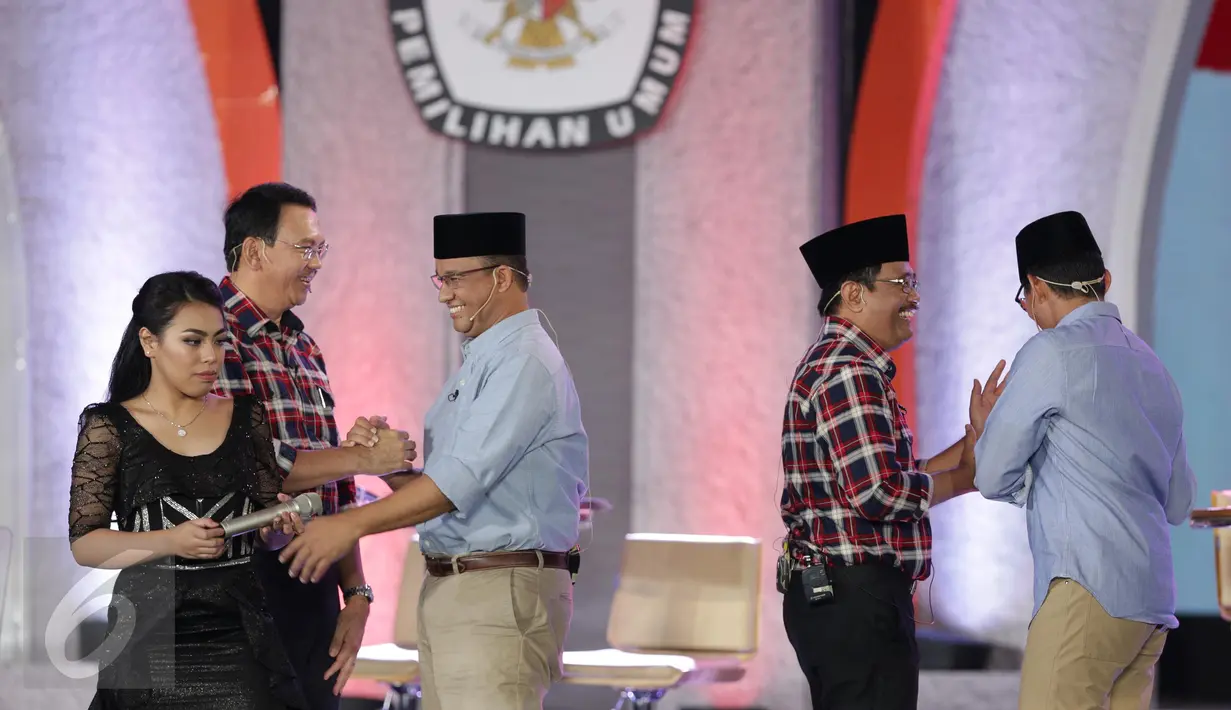Kedua pasang Cagub dan Cawagub DKI Jakarta saling bersalaman usai debat terakhir Pilgub DKI Jakarta 2017 di Hotel Bidakara, Jakarta, Rabu (12/4). Tema debat Pilgub DKI ini adalah 'Dari Masyarakat untuk Jakarta'. (Liputan6.com/Faizal Fanani)