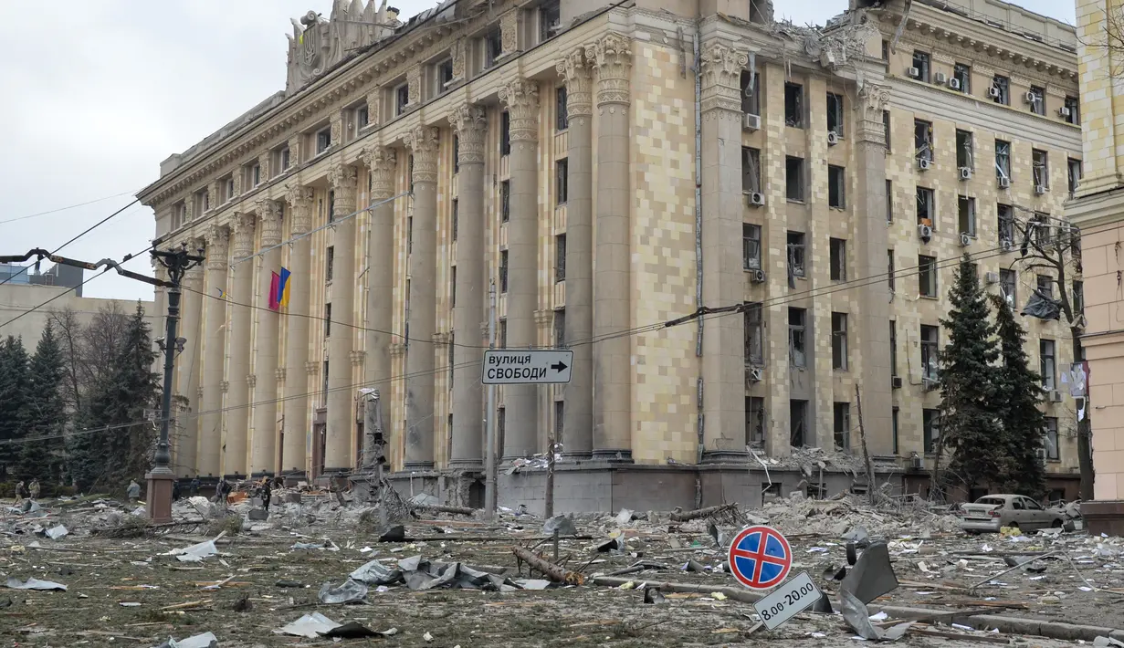 Pandangan umum menunjukkan balai kota Kharkiv yang rusak dan hancur akibat penembakan pasukan Rusia pada 1 Maret 2022. Alun-alun pusat kota terbesar kedua Ukraina, Kharkiv, ditembaki oleh pasukan Rusia -- menghantam gedung pemerintahan lokal -- kata gubernur Oleg Sinegubov. (Sergey BOBOK / AFP)