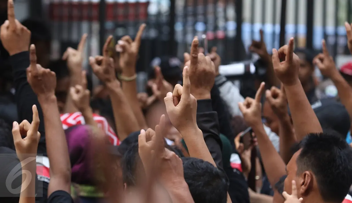 Warga menyambut kedatangan Cagub DKI Agus Yudhoyono di Rusun Jatinegara Barat, Jakarta, Minggu (8/1). Di sini, Agus mendapat deklarasi dukungan dari Relawan Emas (Menangkan Agus-Sylvi) yang mewakili korban gusuran. (Liputan6.com/Immanuel Antonius)