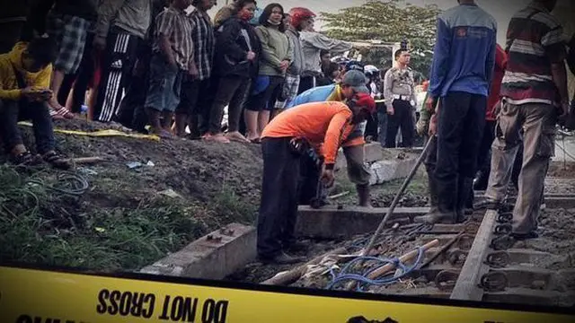 Akibatnya korban langsung dihantam loko kereta persis di tengah perlintasan. Bersama motornya, korban terpenetal lebih dari 30 meter.