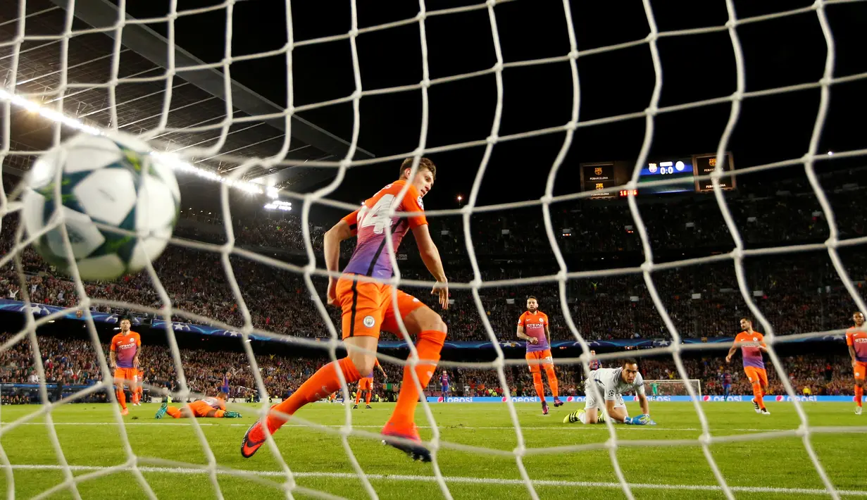 Ekspresi pemain Manchester City setelah gawangnya dibobol Lionel Messi, pada gol pertama Messi, Barcelona, Spanyol, Rabu (19/10). Messi berhasil melakukan hat trick ke gawang City. (Reuters/John Sibley)