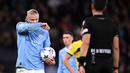 Pemain Manchester City, Erling Haaland bersiap melakukan tendangan penalti pada laga lanjutan Grup G Liga Champions 2023/2024 melawan Yong Boys di Etihad Stadium, Manchester Inggris, Rabu (08/11/2023) WIB. (AFP/Oli Scarff)