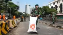 Mereka tampak menggunakan alat seadanya untuk membersihkan abu sisa pembakaran yang dilakukan oleh massa pada saat demo di kawasan tersebut. (merdeka.com/Arie Basuki)