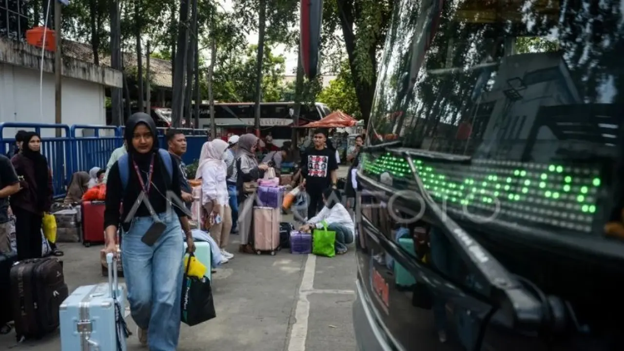 Calon penumpang berjalan menuju bus di Terminal Poris Plawad, Kota Tangerang, Banten, Senin 16 Maret 2026.