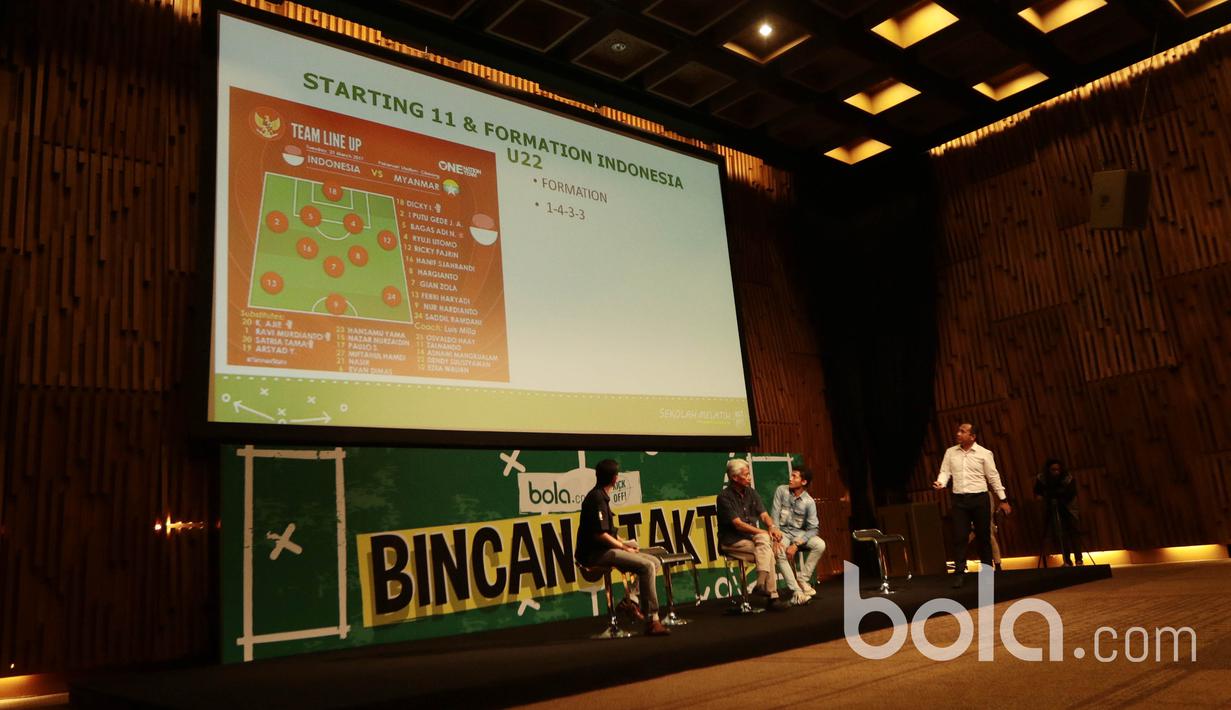 Pelatih PBFC, Ricky Nelson memberikan penjelasan saat diskusi Bincang Taktik Bola.com di SCTV Tower, Senayan City, Rabu (29/3/2017). Diskusi ini membahas tentang taktik pelatih Timnas Indonesia Luis Milla. (Bola.com/Nicklas Hanoatubun)