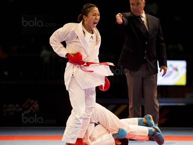 Ekspresi karateka Indonesia, Srunita Sari, saat berhasil mengalahkan karateka Thailand, Paweena Raksachart, pada cabang karate di KLCC, Kuala Lumpur, Selasa (22/8/2017). Srunita berhasil meraih emas untuk Indonesia. (Bola.com/Vitalis Yogi Trisna)
