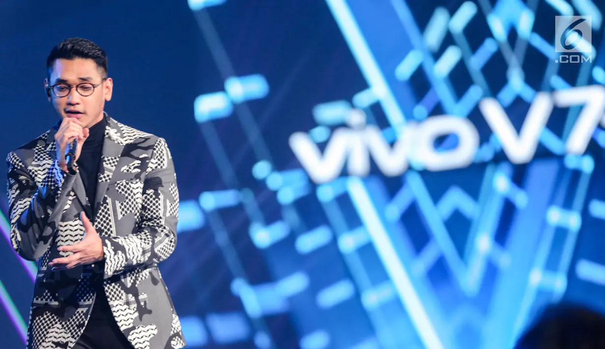 Penampilan Afgansyah Reza dalam acara peluncuran Vivo V7 Plus di JIExpo Kemayoran, Jakarta, Kamis (28/9). Sederet artis papan atas turut mengisi acara yang disiarkan secara langsung di sembilan stasiun televisi swasta. (Liputan6.com/Faizal Fanani)
