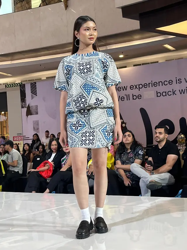 Wastra Kiwari menawarkan motif-motif klasik yang dihidupkan kembali dengan sentuhan modern.