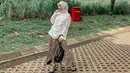 Penampilan santai Irish Bella menggunakan blouse oversize putih yang dipadukan hijab senada ini pun tak lepas dari perhatian netizen. Istri Ammar Zoni ini juga memilih menggunakan rok motif sebagai detail penampilannya. (Liputan6.com/IG/@_irishbella_)