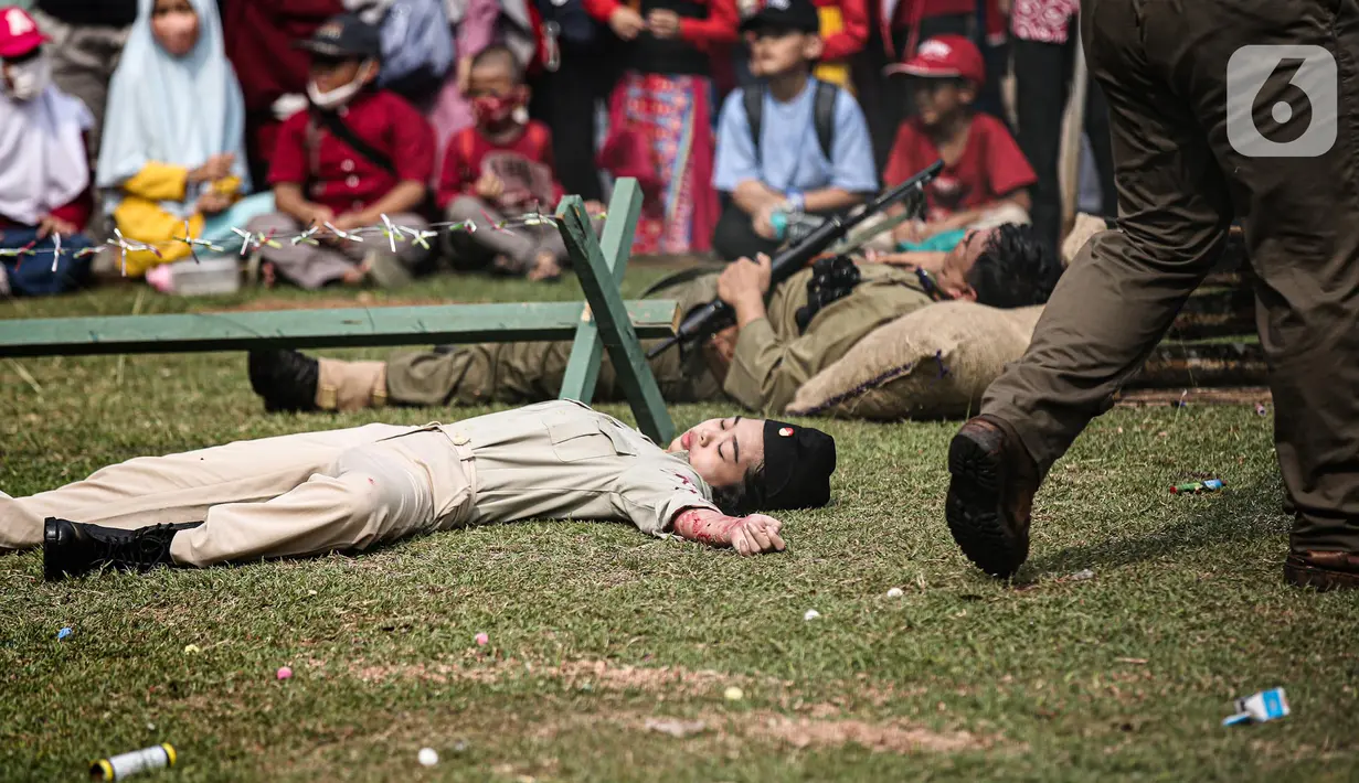 Sejumlah seniman memerankan para pahlawan dan penjajah dalam Pertunjukan Sosiodrama "Reenactor Bangor" Gelora Bangsa di halaman Museum Naskah Proklamasi, Jakarta, Selasa (16/8/2022). Pertunjukan tersebut merupakan salah satu rangkaian acara Napak Tilas Proklamasi dalam rangka menyambut Ke-77 Kemerdekaan Republik Indonesia (RI). (Liputan6.com/Faizal Fanani)