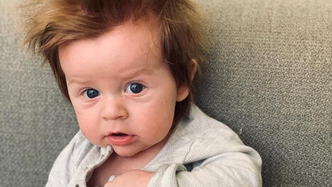 Boston Marin Simich, bayi empat bulan dengan rambut super tebal. (dok. Instagram @tarasimich/https://www.instagram.com/p/BwR7vvclrb7/)