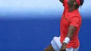 Petenis Spanyol, Rafael Nadal, saat bertanding melawan petenis Ukraina, Alexandr Dolgopolov, pada putaran keempat turnamen AS Terbuka 2017 di New York, Senin (4/9/2017). Nadal menang 6-2, 6-4, 6-1 atas Alexandr Dolgopolov. (AP/Jason Decrow)