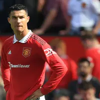 Cristiano Ronaldo. Saat Manchester United gagal bermain di Liga Champions di awal musim 2022/2023, Cristiano Ronaldo sempat berniat meninggalkan Setan Merah menuju klub yang bisa memberinya fasilitas bermain di kompetisi tertinggi Eropa tersebut. Salah satu klub yang dituju adalah Atletico Madrid. Namun sayang, para fans Atletico Madrid menolaknya karena sang pemain pernah lama membela klub rival sekota, Real Madrid. (AFP/Lindsey Parnaby)