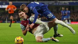 Pemain Chelsea, Cole Palmer (kanan) berebut bola dengan pemain West Ham, Andy Irving dalam laga lanjutan Liga Inggris 2024/2025 melawan West Ham di Stamford Bridge, London, Inggris, Selasa (04/02/2025) WIB. (AFP/Adrian Dennis)