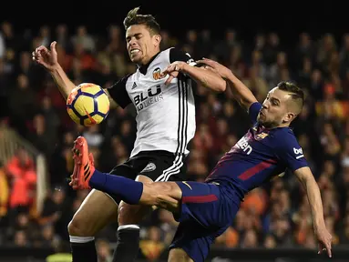 Bek Valencia, Gabriel, berebut bola dengan bek Barcelona, Jordi Alba, pada laga La Liga Spanyol di Stadion Mestalla, Valencia, Minggu (26/11/2017). Kedua klub bermain imbang 1-1. (AFP/Jose Jordan)