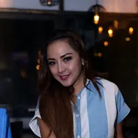 Regina mengenang masa kecilnya, ia dibesarkan hanya oleh ibunya, sejak Regina baru beberapa bulan, ayahnya telah meninggalkannya. (Andy Masela/Bintang.com)