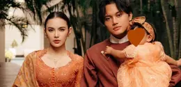 Mahalini viral dengan busana lebarannya, ia memilih mengenakan kebaya lace warna terracotta orange dipadukan selendang yang serasi dengan bawahan kainnya. [@mahaliniraharja]