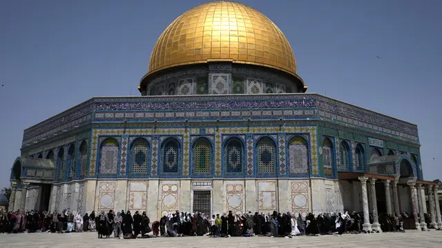 Suasana Sholat Jumat Pasca Serangan Militer Israel ke Masjid Al Aqsa