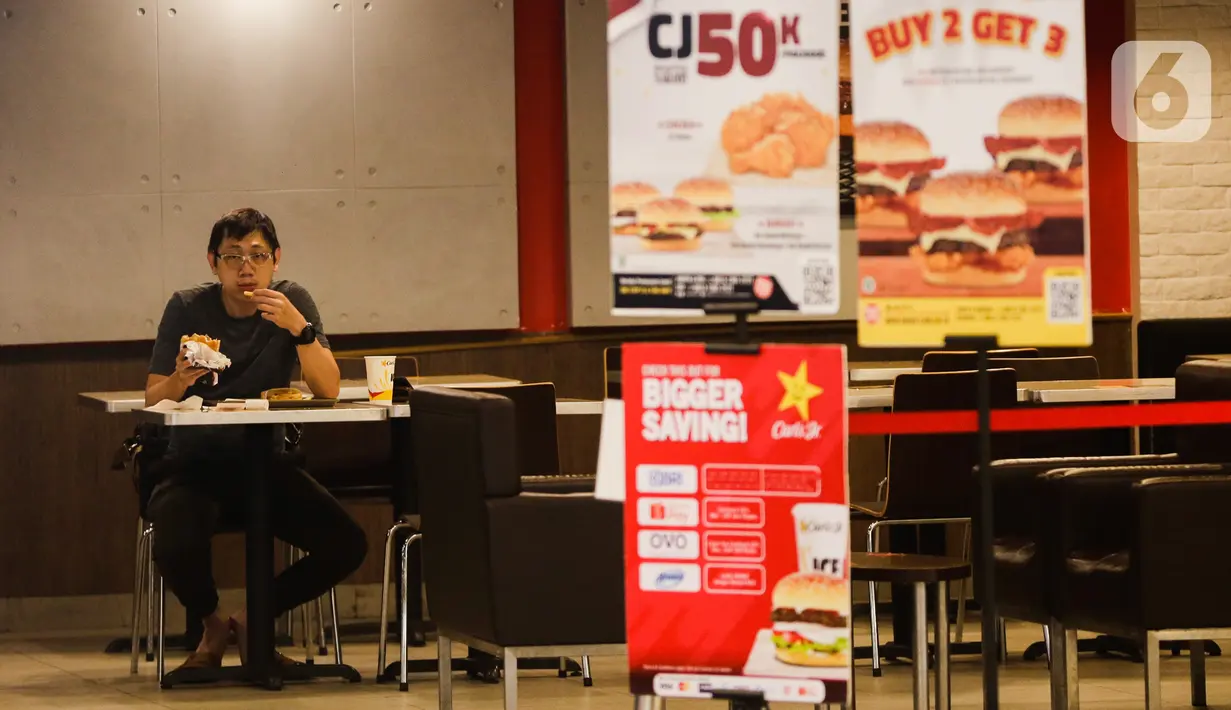 Pengunjung menyantap makanan di restoran yang berada di Mal Central Park, Jakarta, Jumat (20/8/2021). Restoran dalam pusat perbelanjaan kini bisa makan di tempat dengan syarat kapasitas maksimal 25 persen, satu meja maksimal dua orang, dan waktu makan maksimal 30 menit. (Liputan6.com/Angga Yuniar)