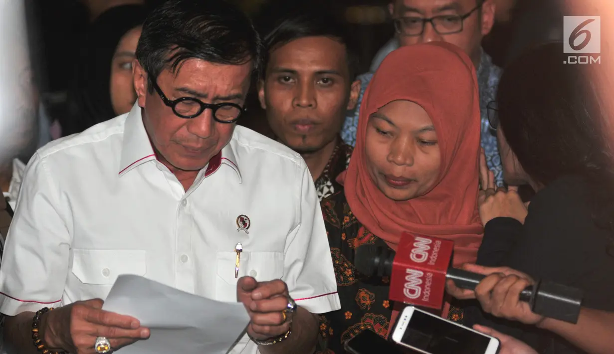Menkumham Yasonna Laoly (kiri) bersama terpidana kasus pelanggaran ITE Baiq Nuril memberi keterangan usai mengadakan pertemuan di Kantor Menkumham, Jakarta, Senin (8/7/2019). Baiq Nuril menegaskan tak akan menyerah berjuang memenangkan kasusnya. (merdeka.com/Iqbal Nugroho)
