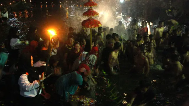Tua-muda, anak-anak dan remaja turut berendam atau Kungkum Kali Cawang Banjarpanepen, Banyumas pada Purnama ke-15 Sya’Ban . (Foto: Liputan6.com/Muhamad Ridlo)