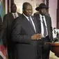 Presiden Salva Kiir (kiri) dan Wakil Presiden Riek Machar (memakai topi) dalam sebuah kesempatan tampil bersama (Huffington Post)