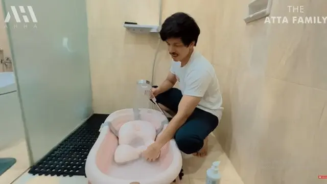 Momen Atta Halilitar memandikan Ameena. (Foto: YouTube/AH)