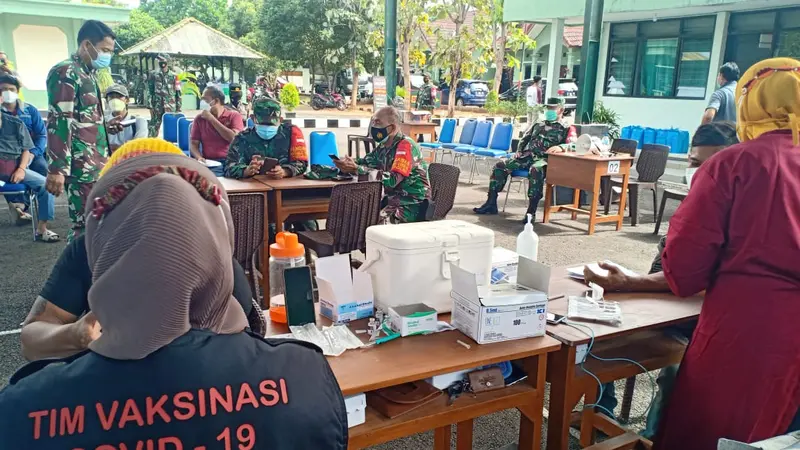 Suasana vaksinasi Covid- di Tuban. (Ahmad Adirin/Liputan6.com)